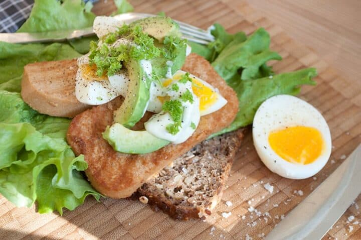påske smørrebrød med torskerogn og æg