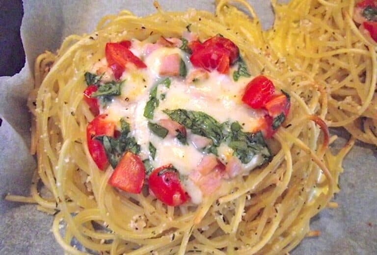 spaghetti reder med mozzarella og tomat