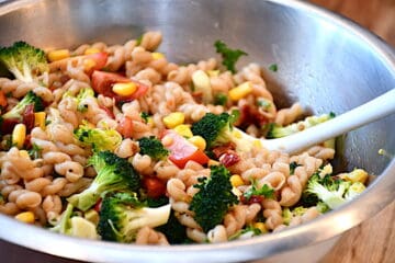 Fuldkornspastasalat med broccoli og soltørrede tomater