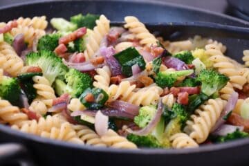pasta med ramsløg og bacon