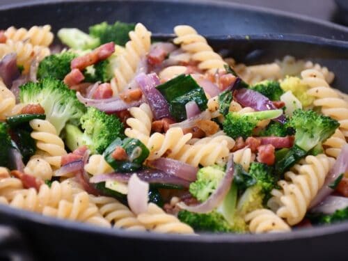 pasta med ramsløg og bacon
