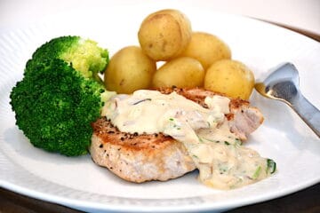 sennepskoteletter med kartofler og broccoli