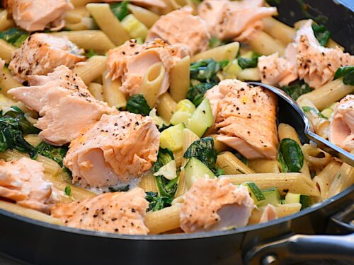 laks med squash og fuldkornspasta