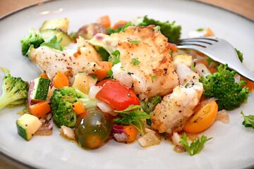 Paneret fisk med grøntsager