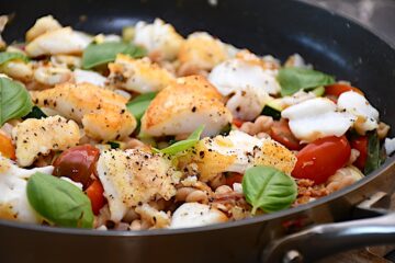 pasta med fisk, squash og tomater