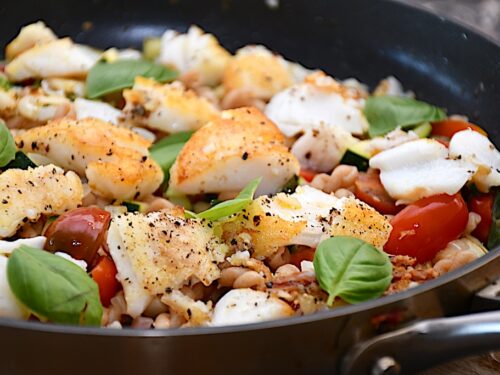 pasta med fisk, squash og tomater