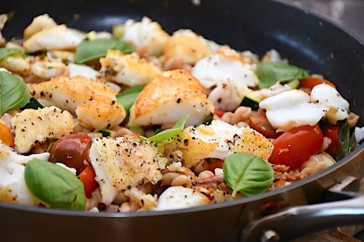 pasta med fisk, squash og tomater