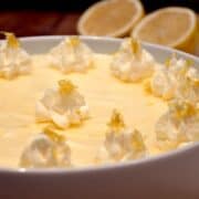 billede med citronfromage anrettet med flødeskum på toppen