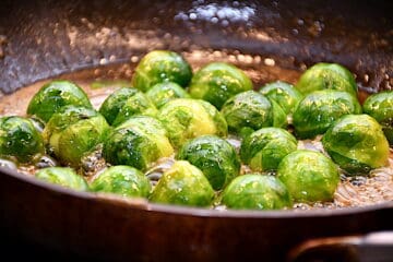 billede med glaserede rosenkål pande