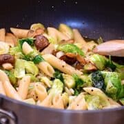 billede med pasta med rosenkål