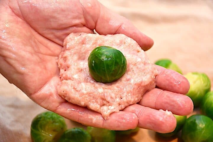 de kogte rosenkål pakkes ind i fars