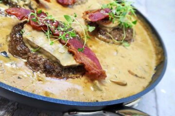 billede med hakkebøffer i svampesauce
