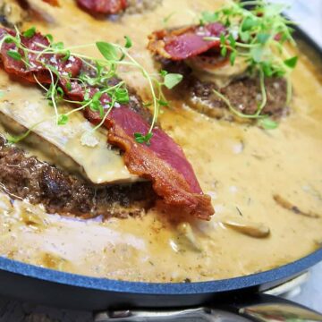 billede med hakkebøffer i svampesauce