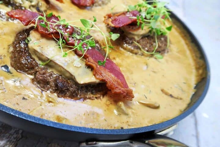 billede med hakkebøffer i svampesauce