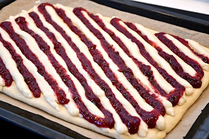 makronmasse og hindbærmarmelade stribes på