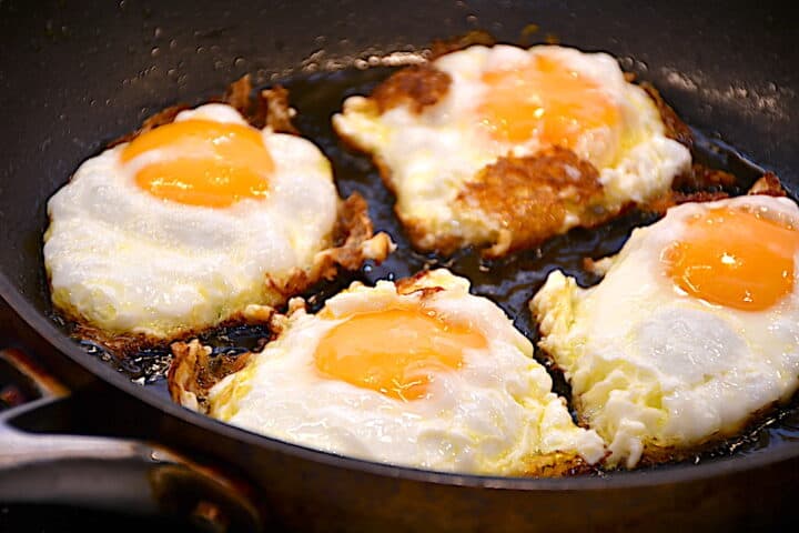 de fritterede æg steges i en god sjat olie