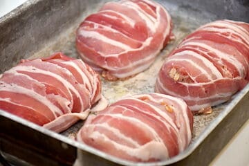 de små farsbrød med bacon er klar til at komme i ovnen