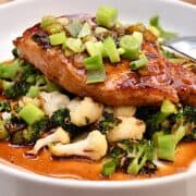 billede til koteletter i sticky sauce med stegt broccoli og blomkål