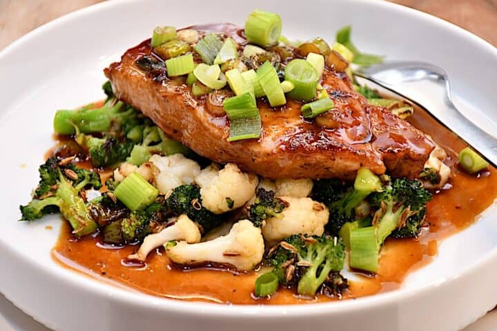 billede til koteletter i sticky sauce med stegt broccoli og blomkål