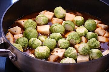 rosenkål og knoldselleri tilsættes i gryden