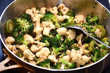 stegt broccoli og blomkål med fennikelfrø