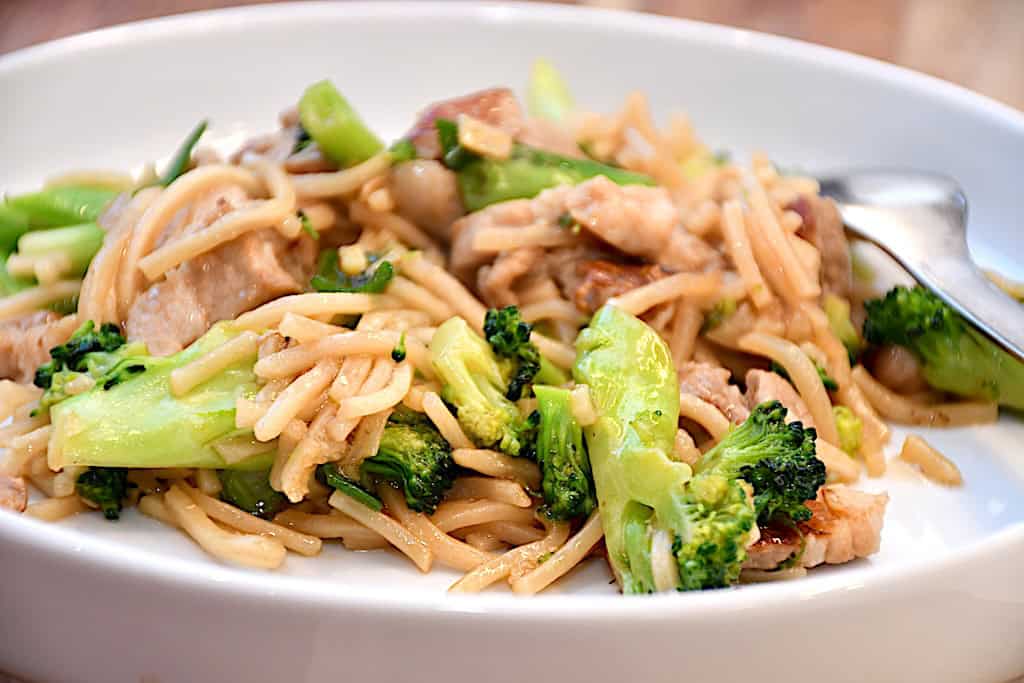 Svinekød med østerssauce, broccoli og nudler