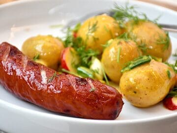 billede til grillede pølser med kartoffelvinaigrette