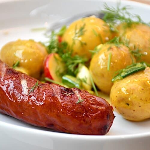 Grillede pølser med kartoffelvinaigrette