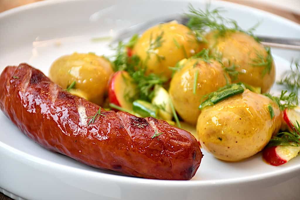 billede til grillede pølser med kartoffelvinaigrette
