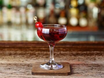 Billede med Manhattan cocktail.