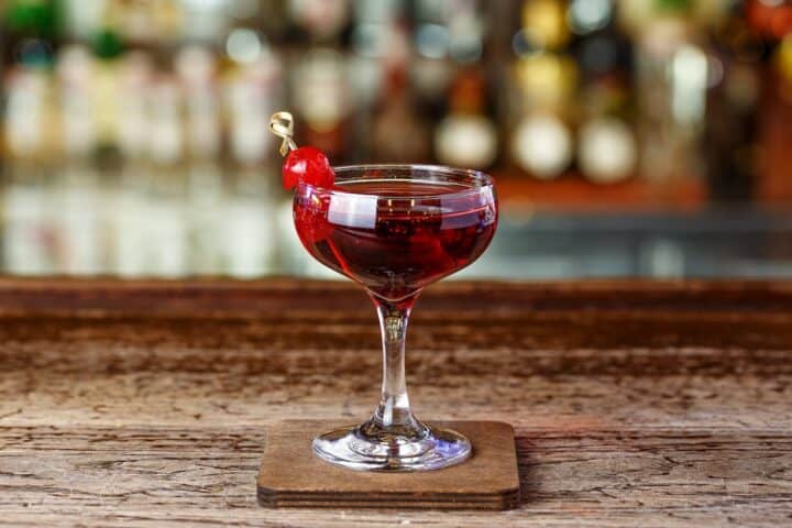 Billede med Manhattan cocktail.