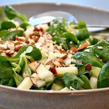 billede til salat med glaskål, æble og feldsalat