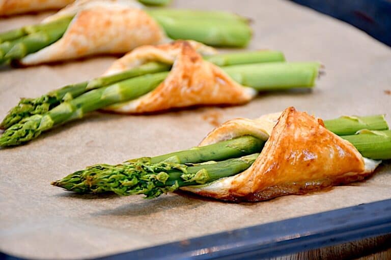 Billede med asparges i butterdej.