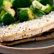 Billede med stegt hornfisk.