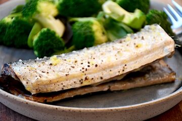 Billede med stegt hornfisk.