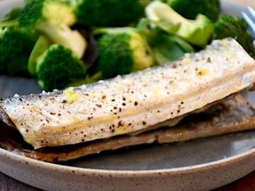 Billede med stegt hornfisk.