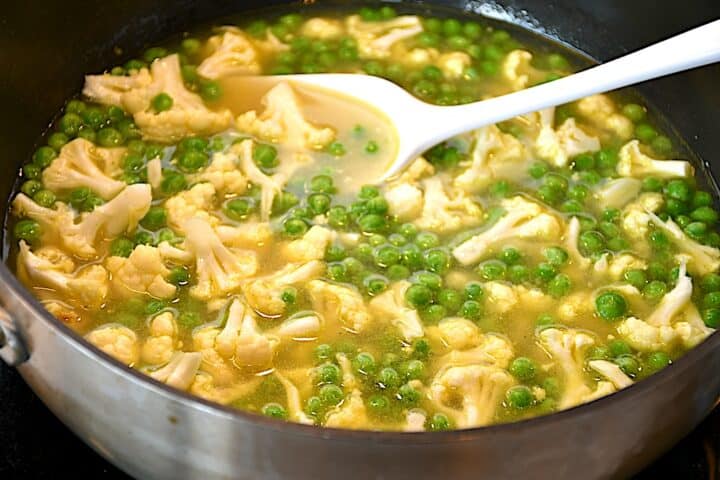 blomkål og ærter koges kort tid i bouillon