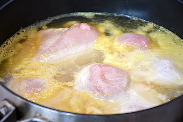 kyllingebrystfileterne koges i bouillon