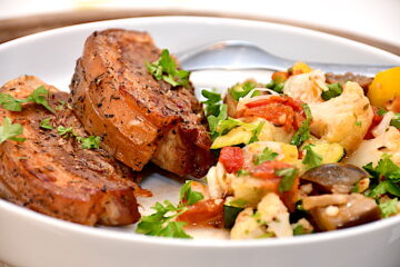 Billede af ribsteaks med marinerede grøntsager.
