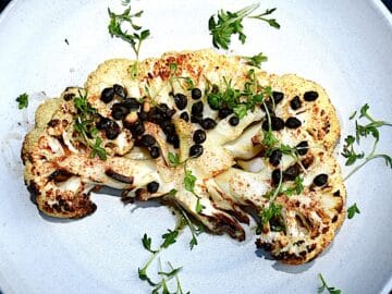Billede af blomkål med brunet smør, kapers, citron og karse.