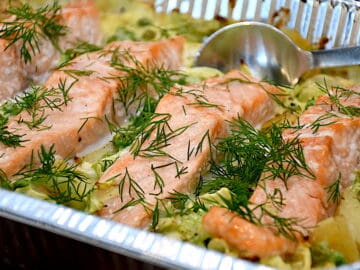 Billede af laks med sommerkål, ærter, kartofler og lækker sovs.