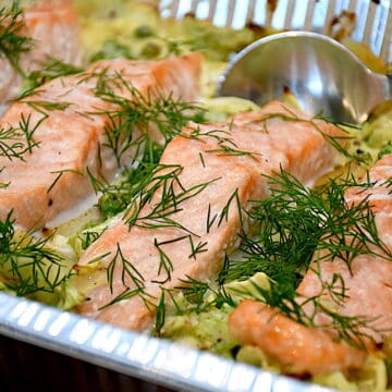 Billede af laks med sommerkål, ærter, kartofler og lækker sovs.