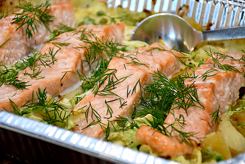 Billede af laks med sommerkål, ærter, kartofler og lækker sovs.