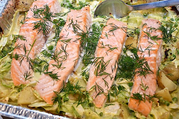 laks med sommerkål pyntes med dild
