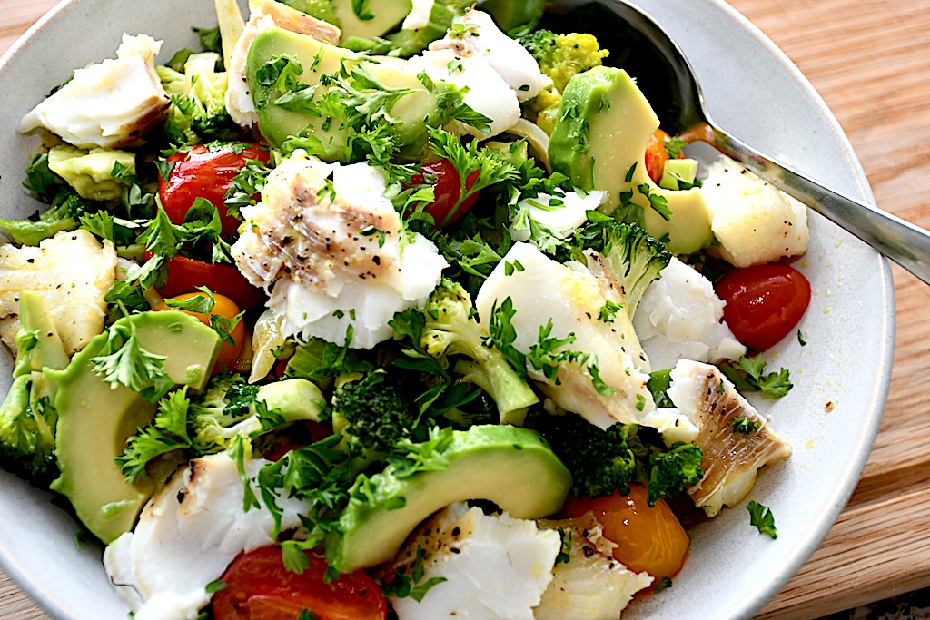 Billede af salat med torsk, tomater og avocado.