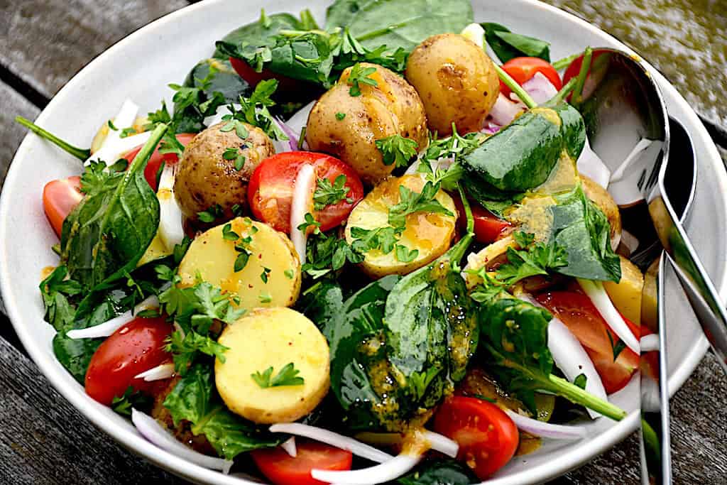 Billede af frisk kartoffelsalat med spinat.