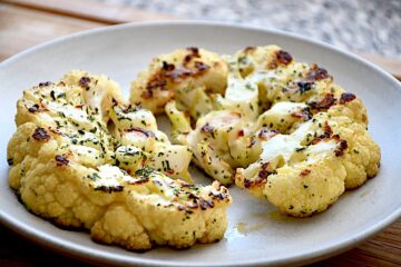 Billede med grillede blomkålssteaks.