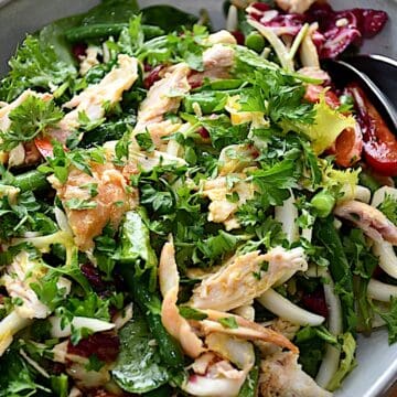 Billede af salat med rest af kylling og grønne bønner.