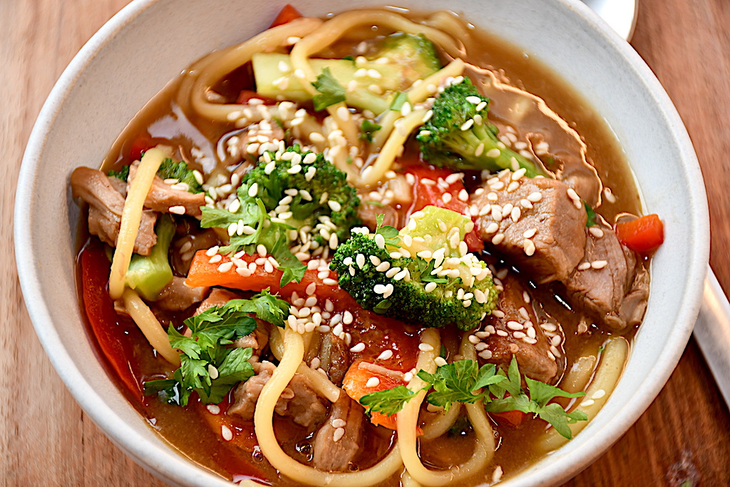 servering af asiatisk nakkefilet