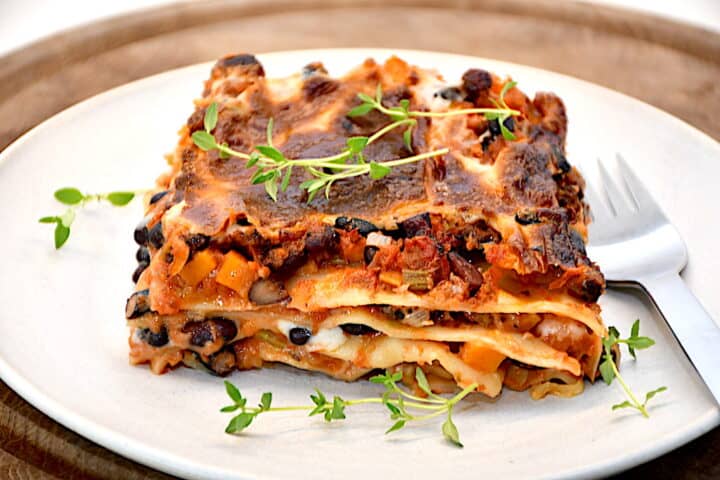 servering af lasagne med sorte bønner